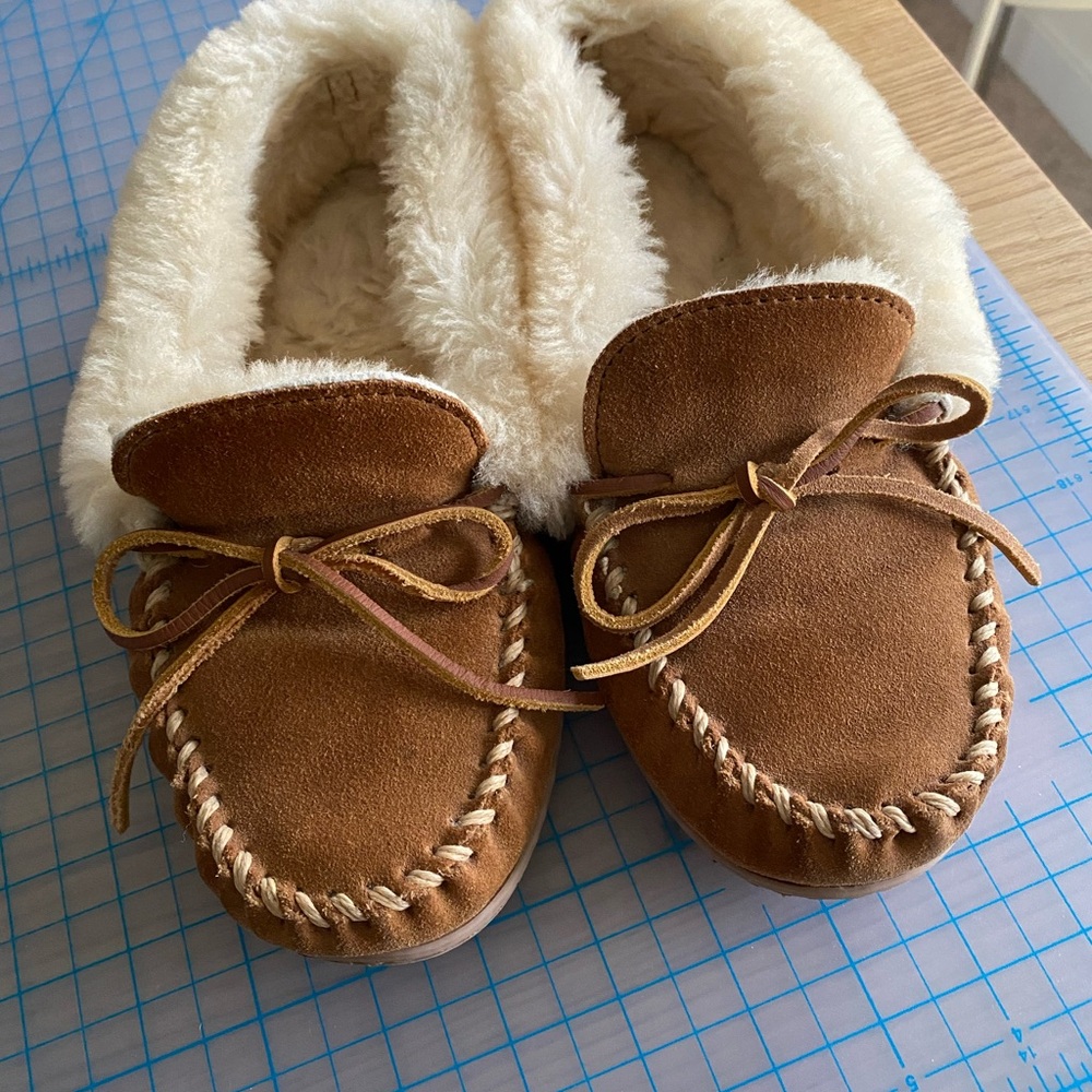 Minnetonka Tan Suede Moccasin Slippers with Shearling Lining size 6 women’s